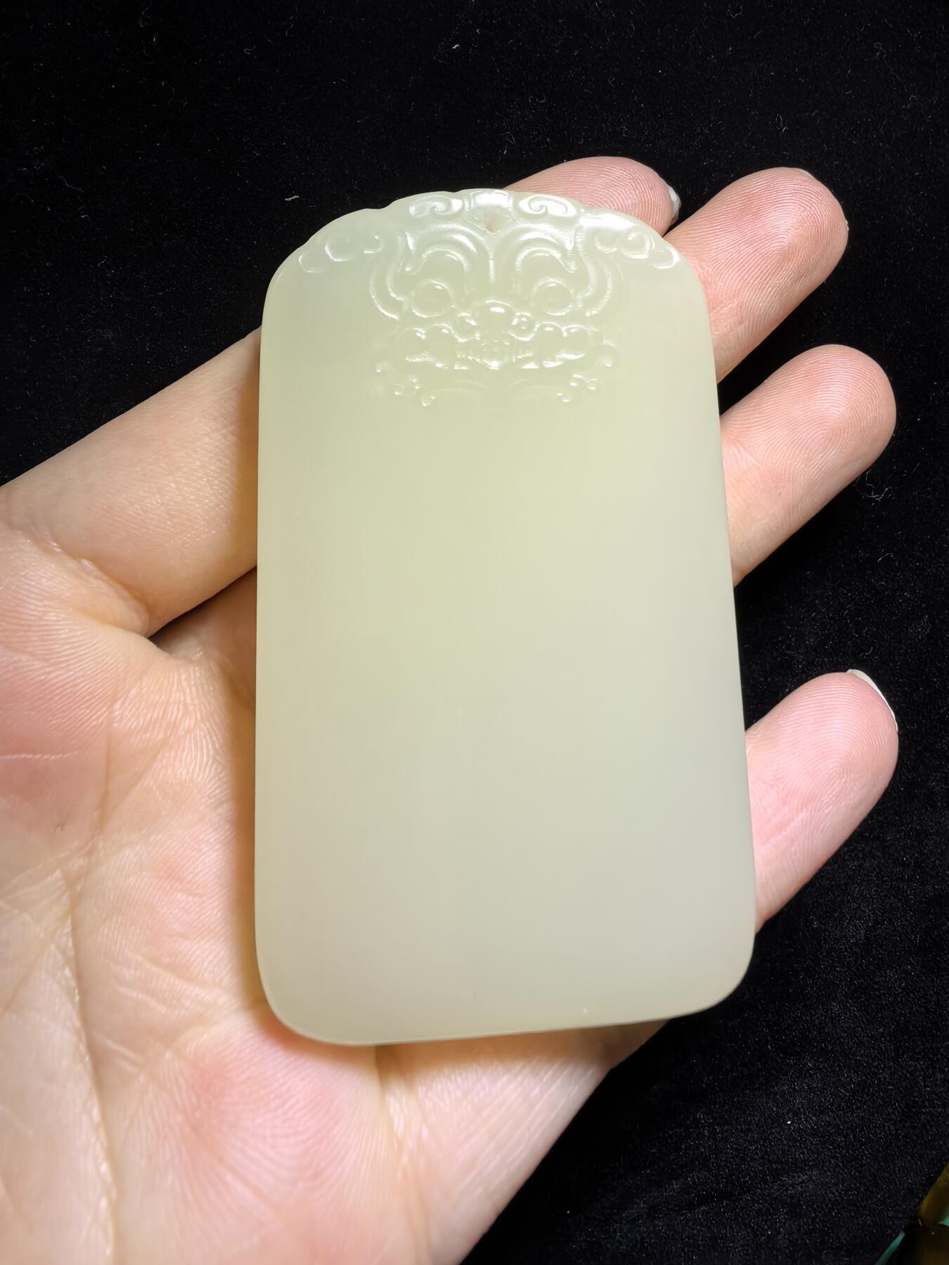 新疆米黄玉平安无事牌男款吊坠挂件，玉质温润细腻，霸气十足。平平安安，尺寸:6.4cm*3.8cm*1.0cm克重:61.1g