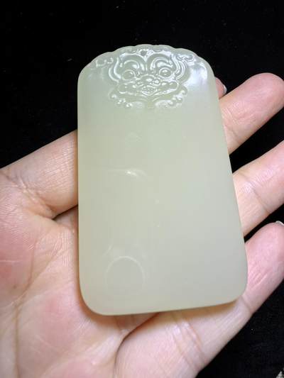 新疆米黄玉平安无事牌男款吊坠挂件，玉质温润细腻，霸气十足。平平安安，尺寸:6.4cm*3.8cm*1.0cm克重:61.1g