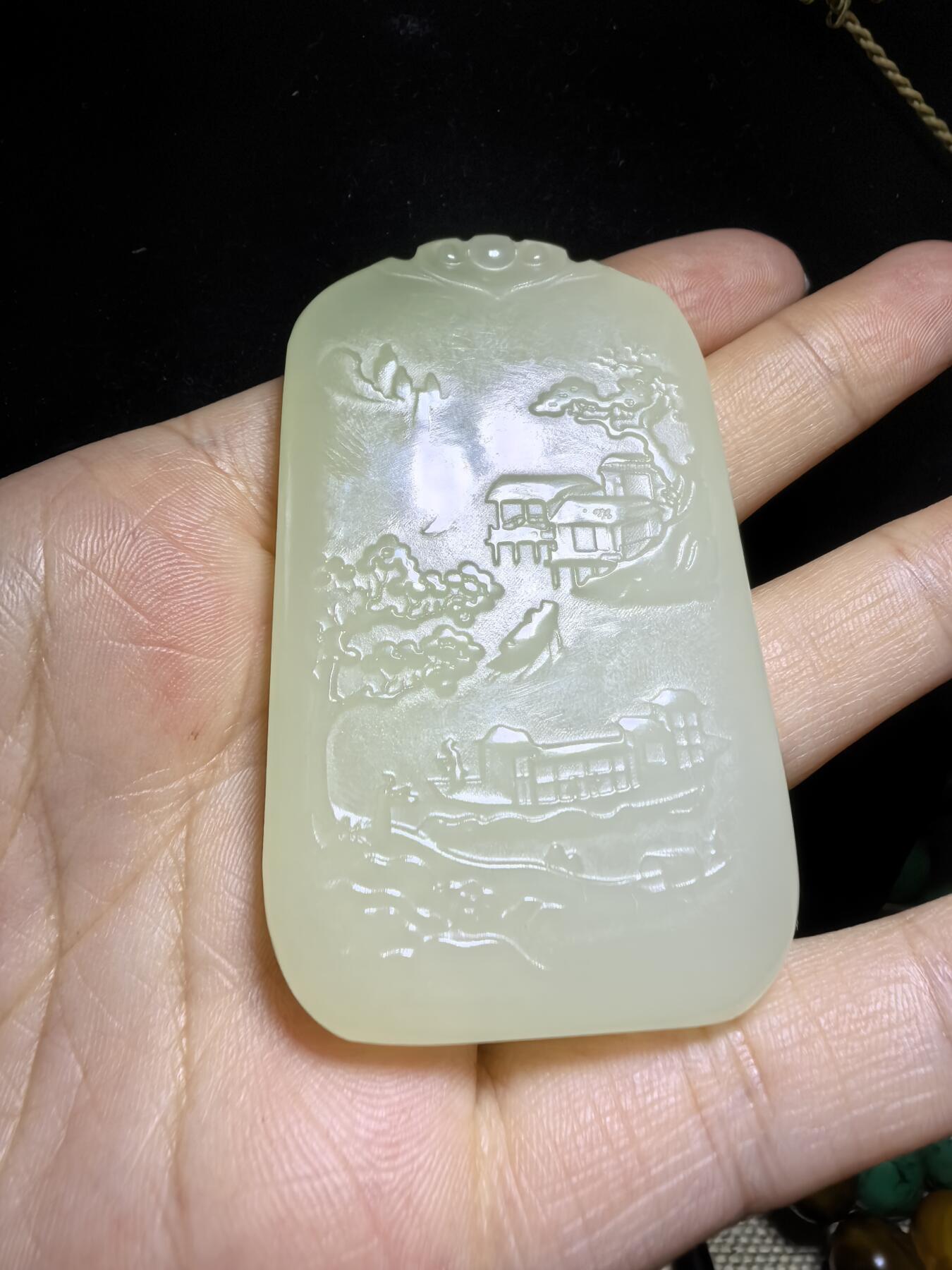 新疆米黄玉双面精雕山水人家男款吊坠挂件。玉质油润细腻脂粉十足，尺寸:6.3cm*3.8cm*0.9cm克重:53.6g