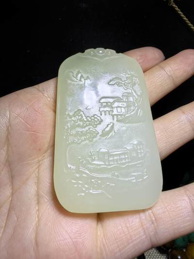 新疆米黄玉双面精雕山水人家男款吊坠挂件。玉质油润细腻脂粉十足，尺寸:6.3cm*3.8cm*0.9cm克重:53.6g