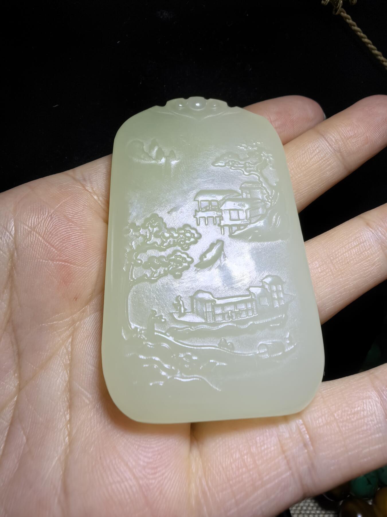 新疆米黄玉双面精雕山水人家男款吊坠挂件。玉质油润细腻脂粉十足，尺寸:6.3cm*3.8cm*0.9cm克重:53.6g