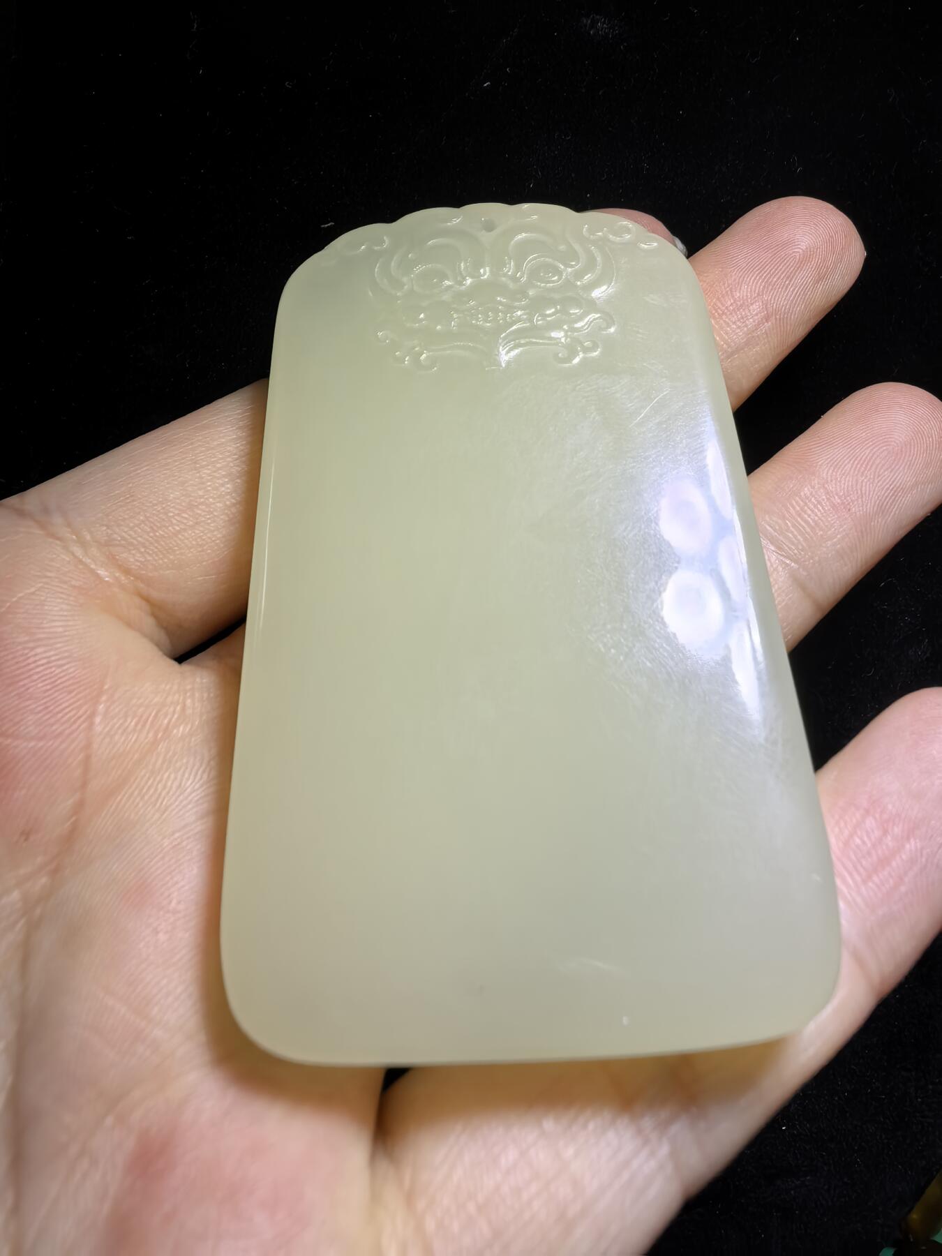 新疆米黄玉平安无事牌男款吊坠挂件，玉质温润细腻，霸气十足。平平安安，尺寸:6.4cm*3.8cm*1.0cm克重:61.1g