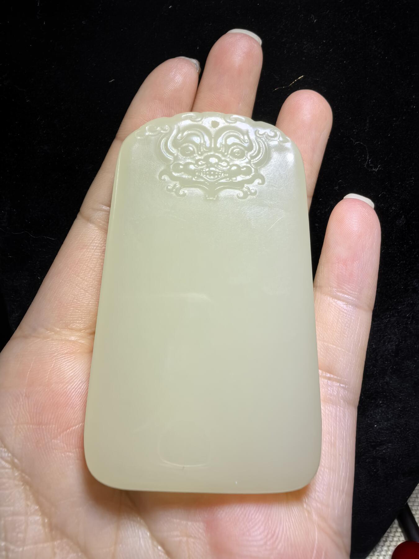 新疆米黄玉平安无事牌男款吊坠挂件，玉质温润细腻，霸气十足。平平安安，尺寸:6.4cm*3.8cm*1.0cm克重:61.1g