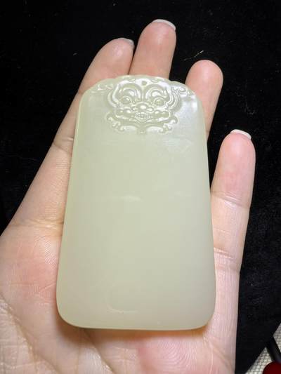 新疆米黄玉平安无事牌男款吊坠挂件，玉质温润细腻，霸气十足。平平安安，尺寸:6.4cm*3.8cm*1.0cm克重:61.1g