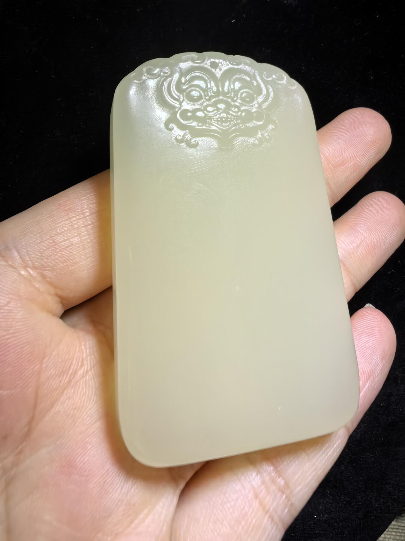 新疆米黄玉平安无事牌男款吊坠挂件，玉质温润细腻，霸气十足。平平安安，尺寸:6.4cm*3.8cm*1.0cm克重:61.1g