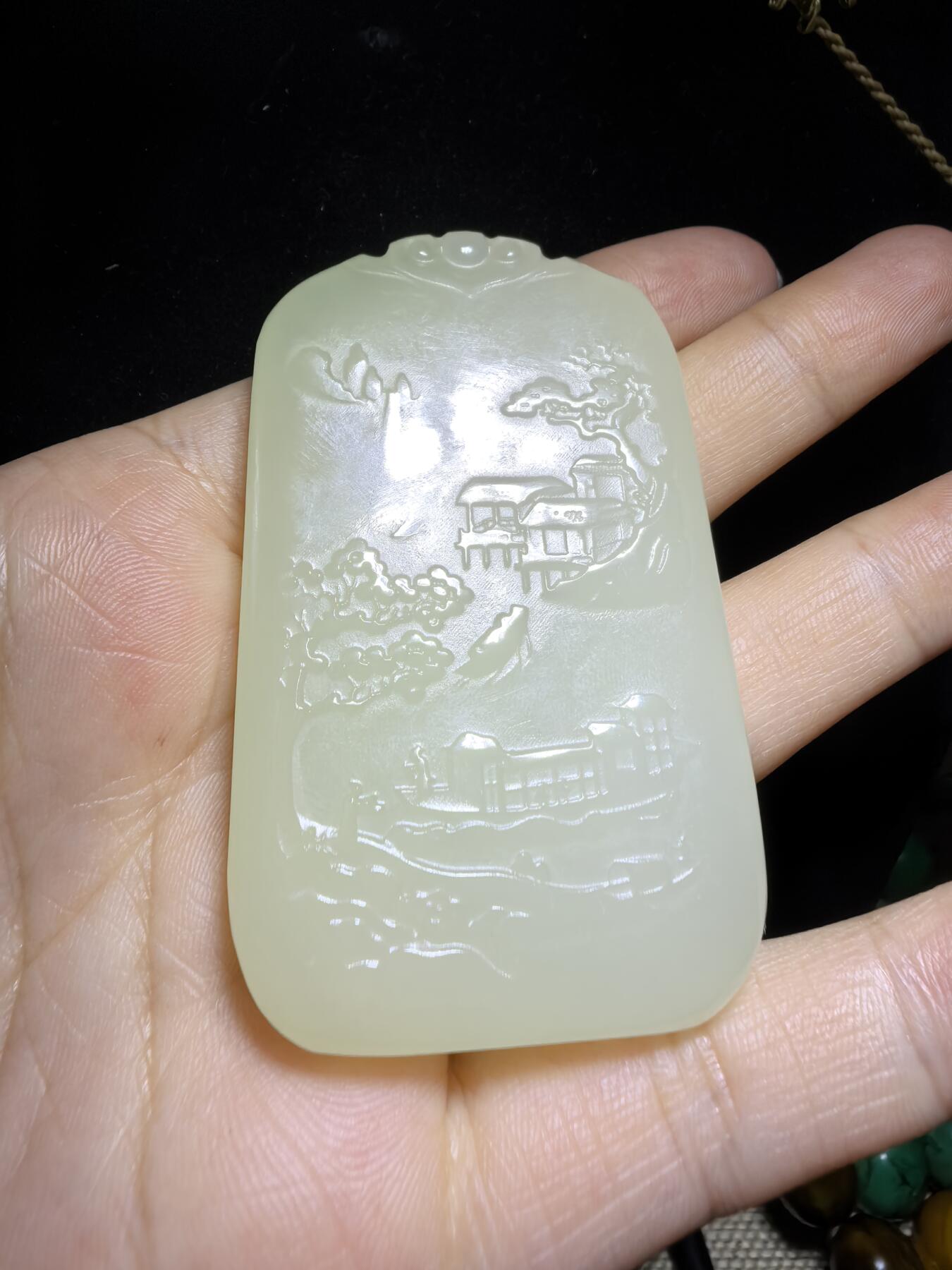 新疆米黄玉双面精雕山水人家男款吊坠挂件。玉质油润细腻脂粉十足，尺寸:6.3cm*3.8cm*0.9cm克重:53.6g