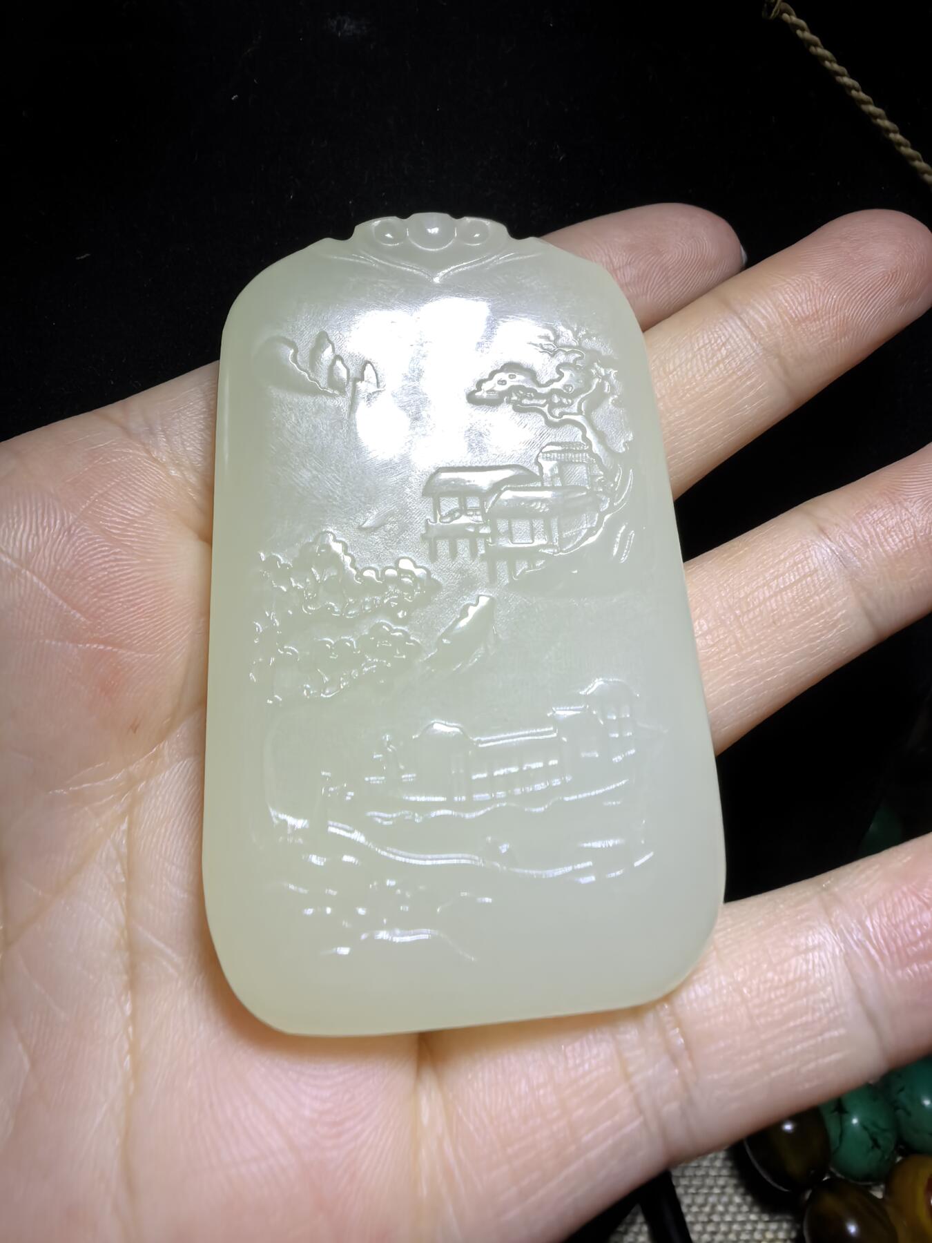 新疆米黄玉双面精雕山水人家男款吊坠挂件。玉质油润细腻脂粉十足，尺寸:6.3cm*3.8cm*0.9cm克重:53.6g