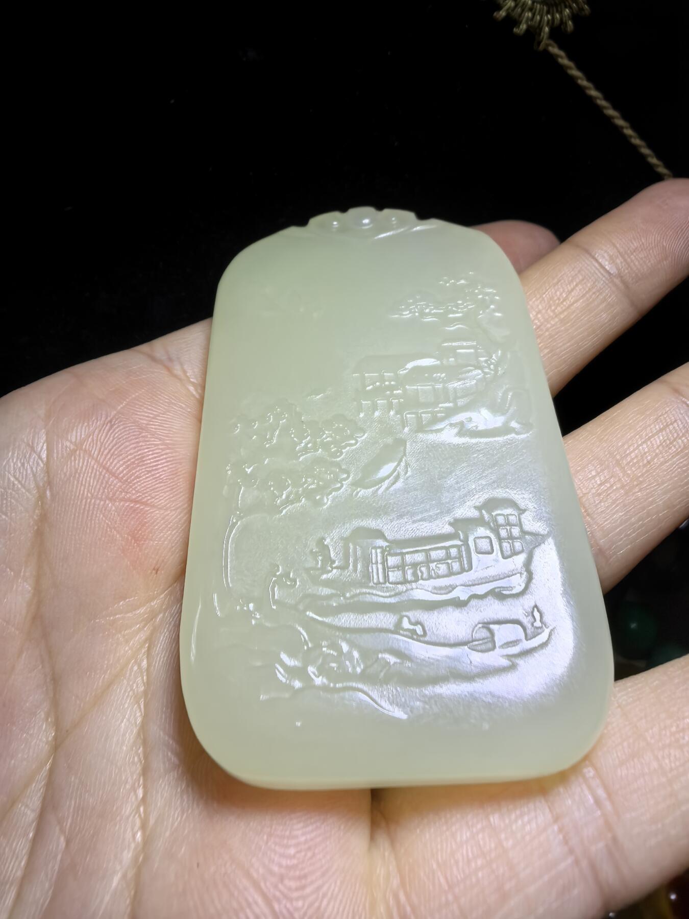 新疆米黄玉双面精雕山水人家男款吊坠挂件。玉质油润细腻脂粉十足，尺寸:6.3cm*3.8cm*0.9cm克重:53.6g