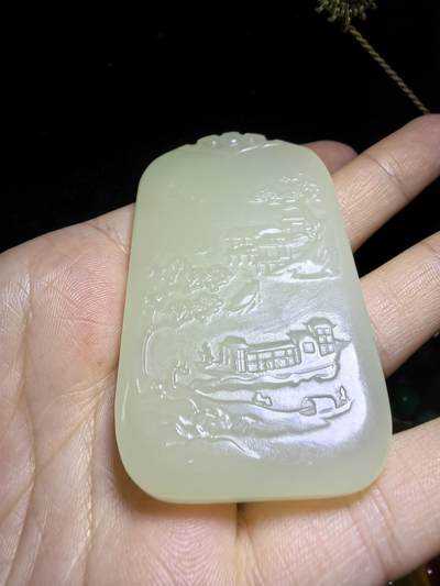 新疆米黄玉双面精雕山水人家男款吊坠挂件。玉质油润细腻脂粉十足，尺寸:6.3cm*3.8cm*0.9cm克重:53.6g