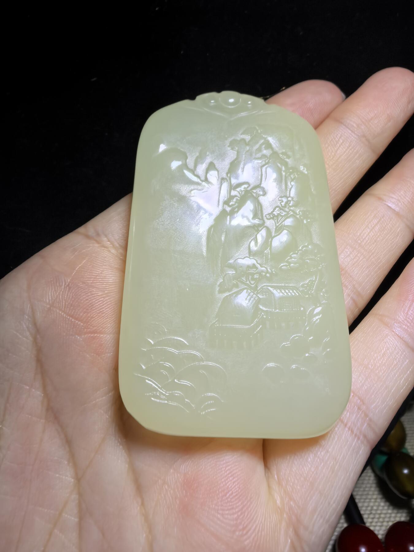 新疆米黄玉双面精雕山水人家男款吊坠挂件。玉质油润细腻脂粉十足，尺寸:6.3cm*3.8cm*0.9cm克重:53.6g