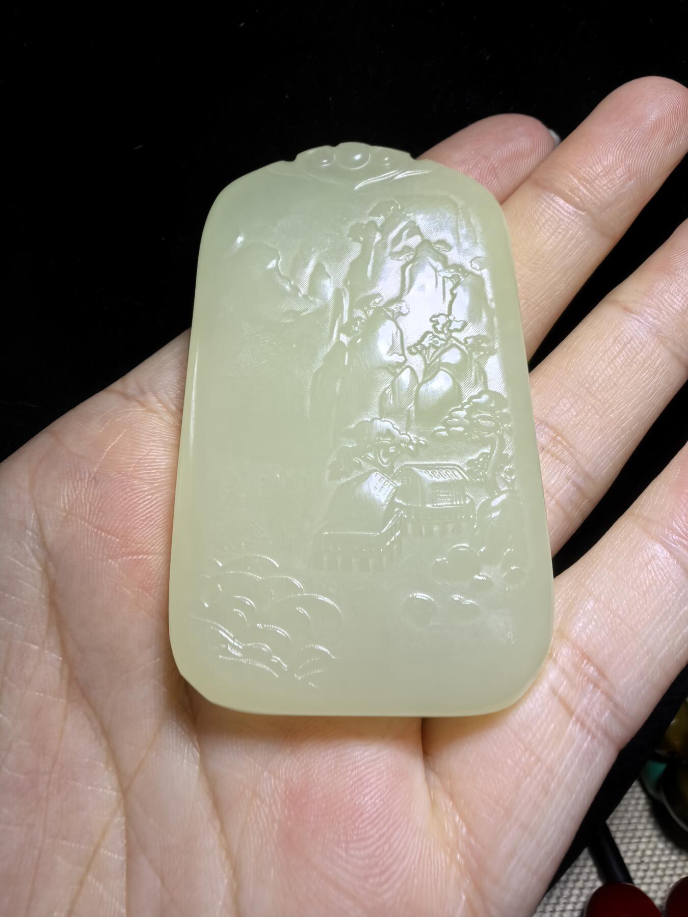 新疆米黄玉双面精雕山水人家男款吊坠挂件。玉质油润细腻脂粉十足，尺寸:6.3cm*3.8cm*0.9cm克重:53.6g