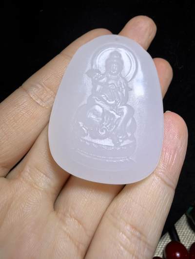 脂白级白玉普贤菩萨蛇牌吊坠挂件男女款，双面雕刻，脂白油润，精雕细琢，尺寸:4.8*3.4*1.0cm克重:27.2g