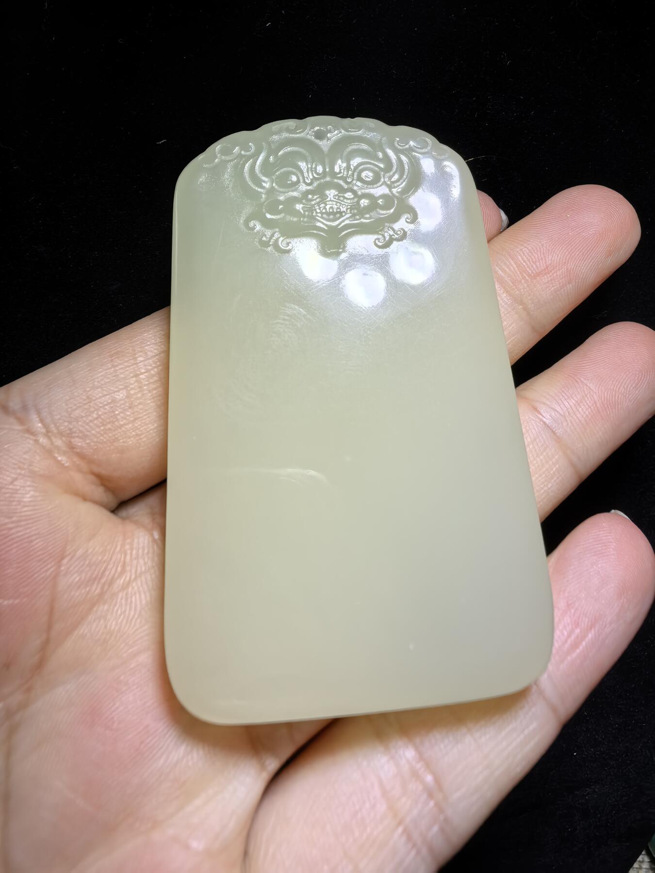 新疆米黄玉平安无事牌男款吊坠挂件，玉质温润细腻，霸气十足。平平安安，尺寸:6.4cm*3.8cm*1.0cm克重:61.1g