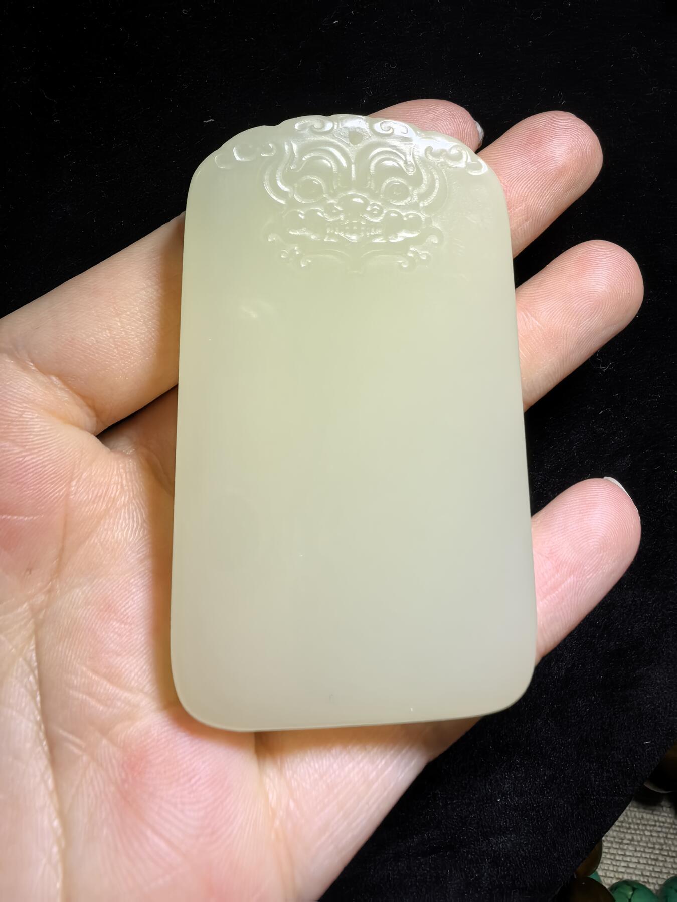 新疆米黄玉平安无事牌男款吊坠挂件，玉质温润细腻，霸气十足。平平安安，尺寸:6.4cm*3.8cm*1.0cm克重:61.1g