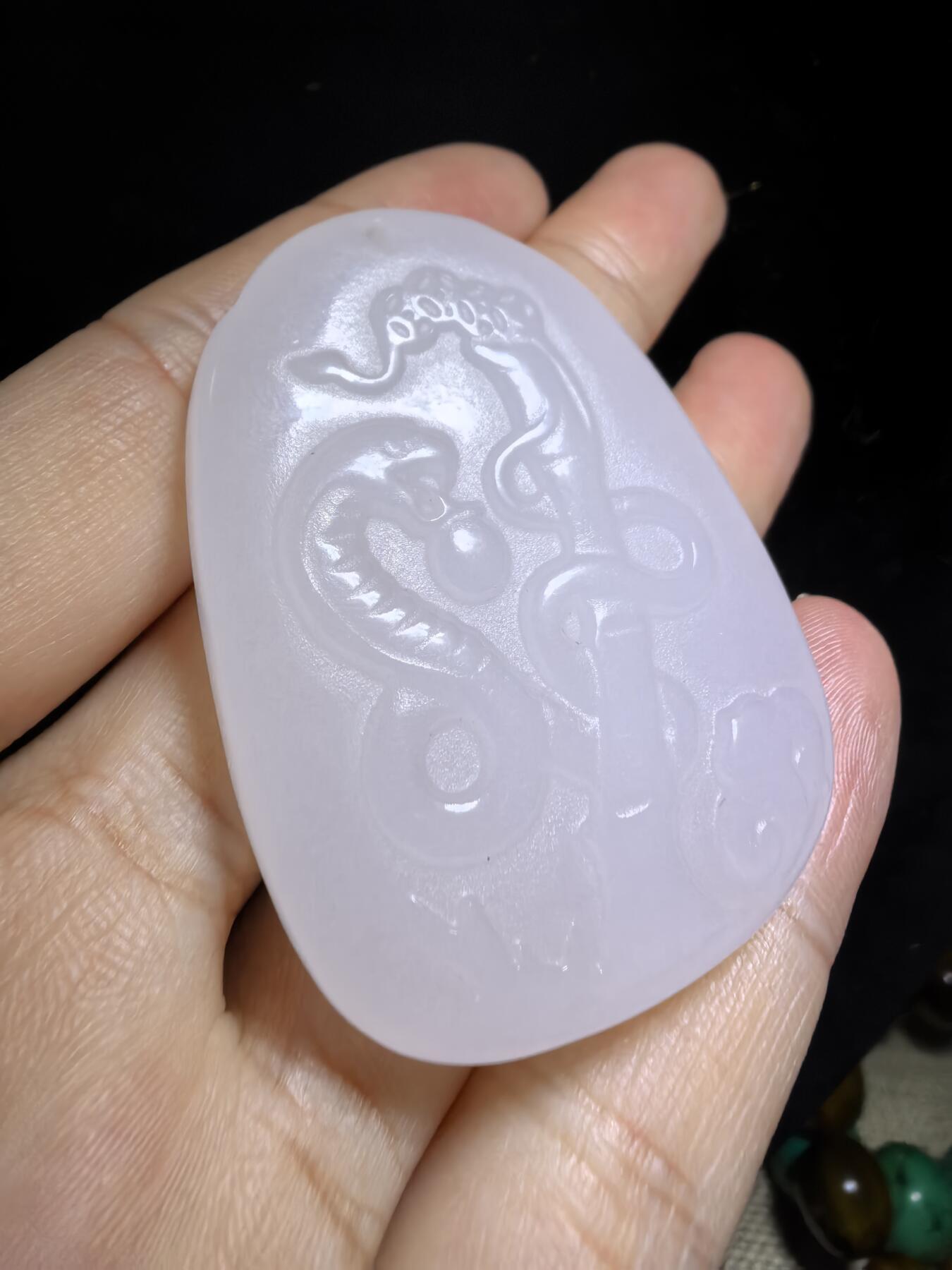 脂白级白玉普贤菩萨蛇牌吊坠挂件男女款，双面雕刻，脂白油润，精雕细琢，尺寸:4.8*3.4*1.0cm克重:27.2g