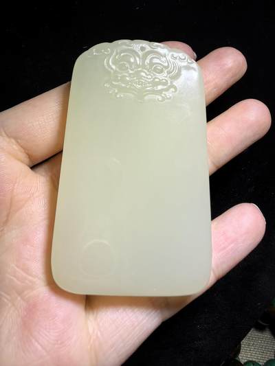 新疆米黄玉平安无事牌男款吊坠挂件，玉质温润细腻，霸气十足。平平安安，尺寸:6.4cm*3.8cm*1.0cm克重:61.1g