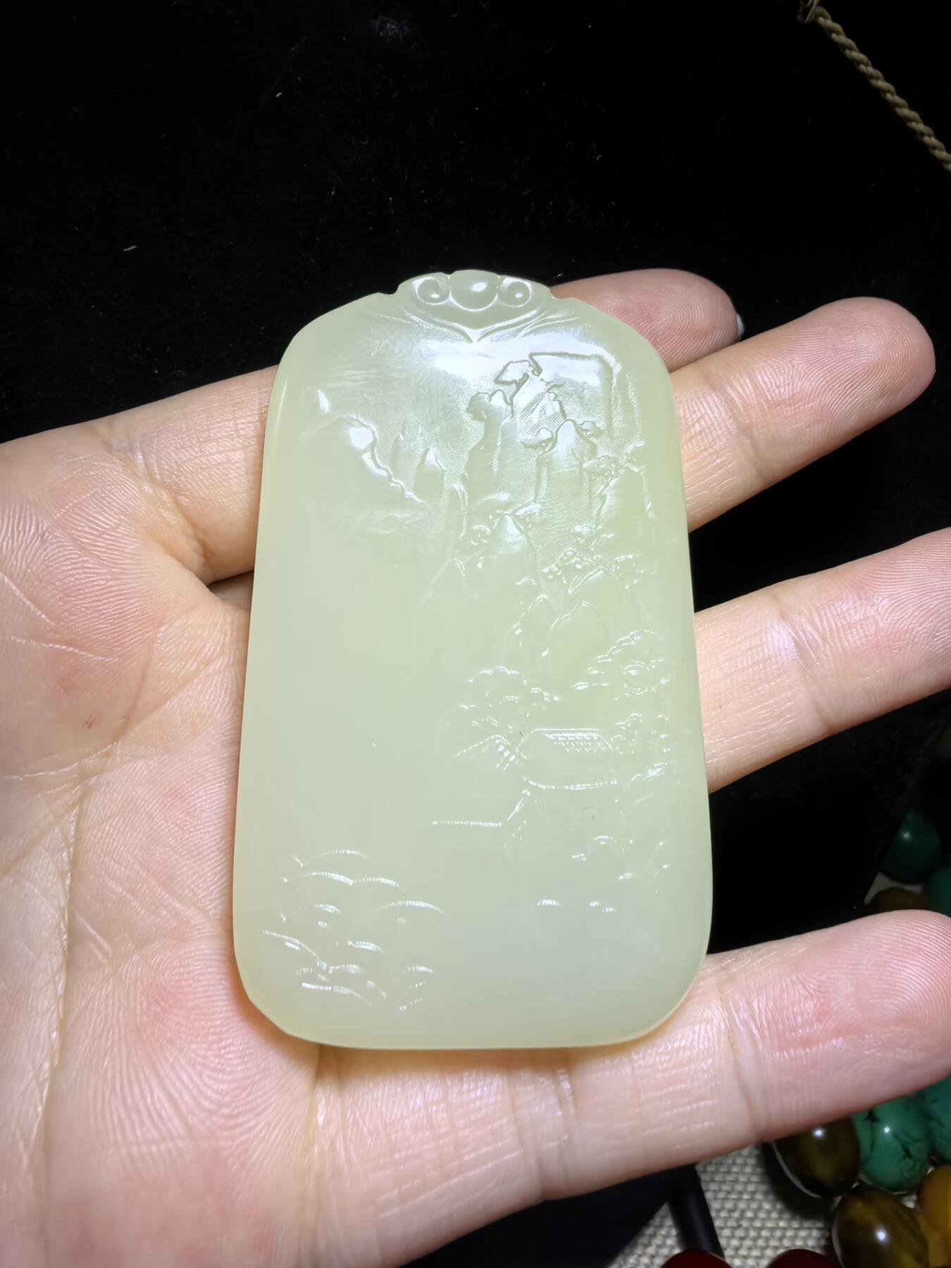 新疆米黄玉双面精雕山水人家男款吊坠挂件。玉质油润细腻脂粉十足，尺寸:6.3cm*3.8cm*0.9cm克重:53.6g