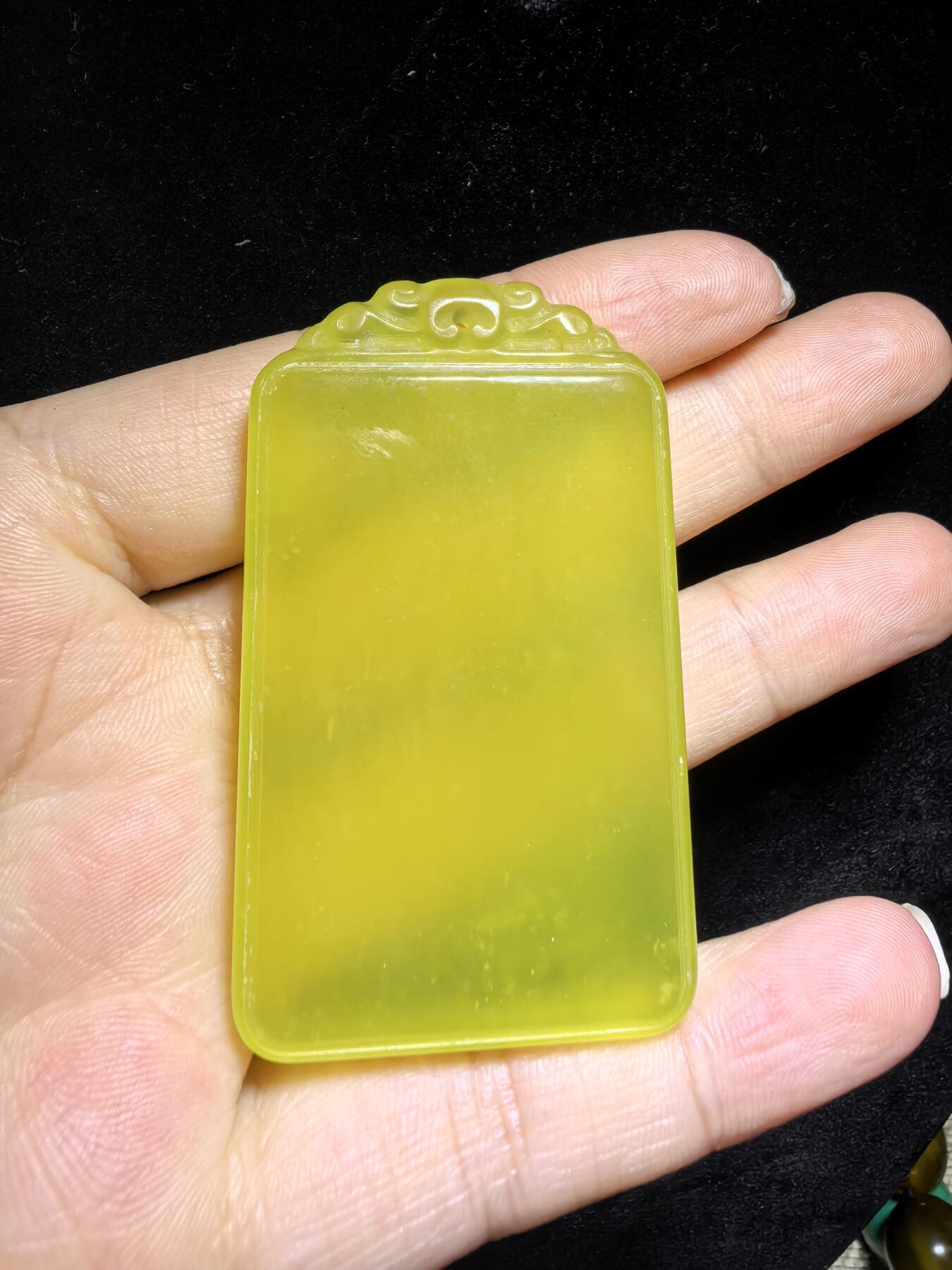 冰料黄金玉平安无事牌男款，冰透水润，内部零星微棉，种色俱佳，尺寸:5.8cm*3.5cm*0.8cm