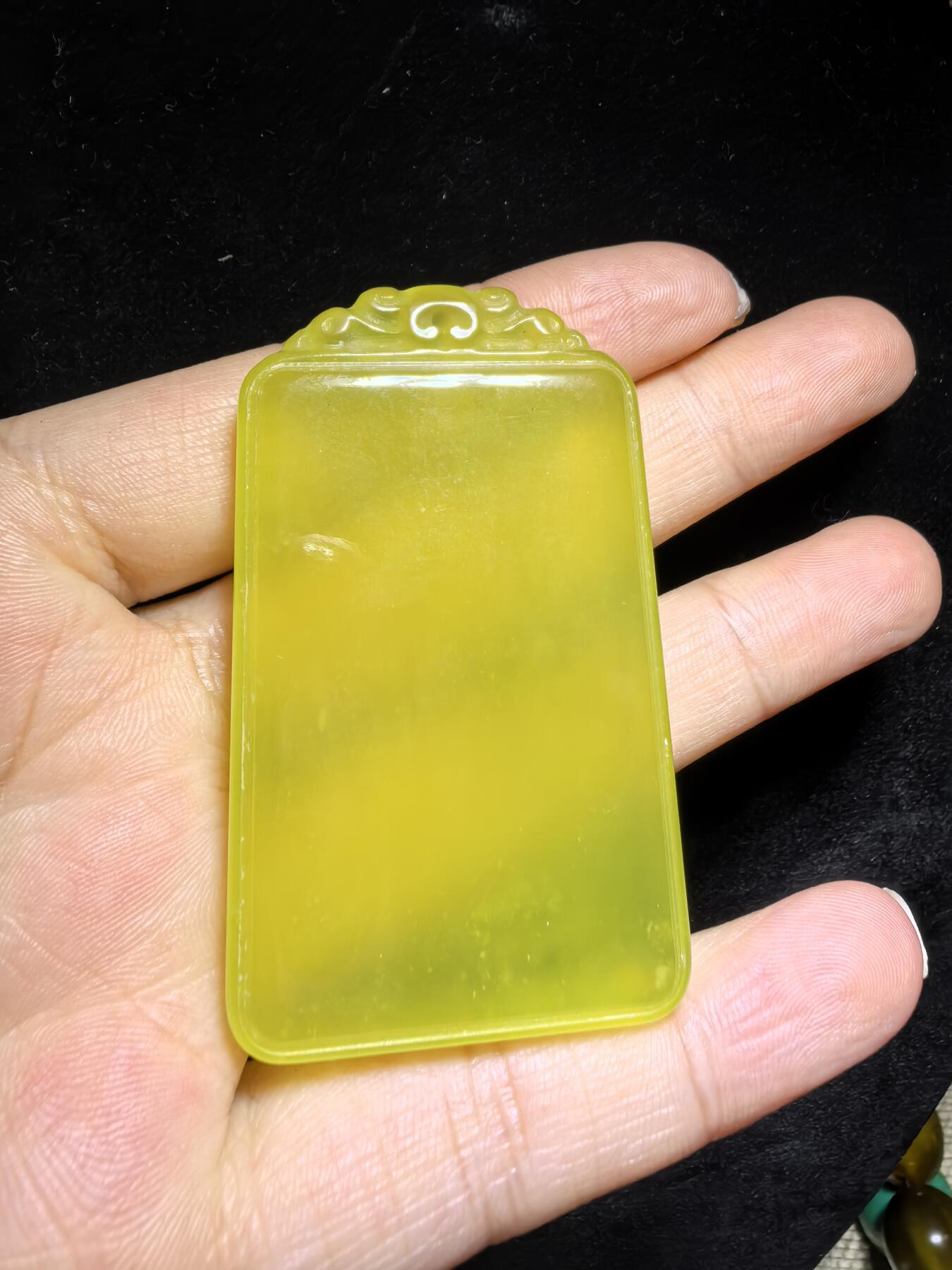 冰料黄金玉平安无事牌男款，冰透水润，内部零星微棉，种色俱佳，尺寸:5.8cm*3.5cm*0.8cm