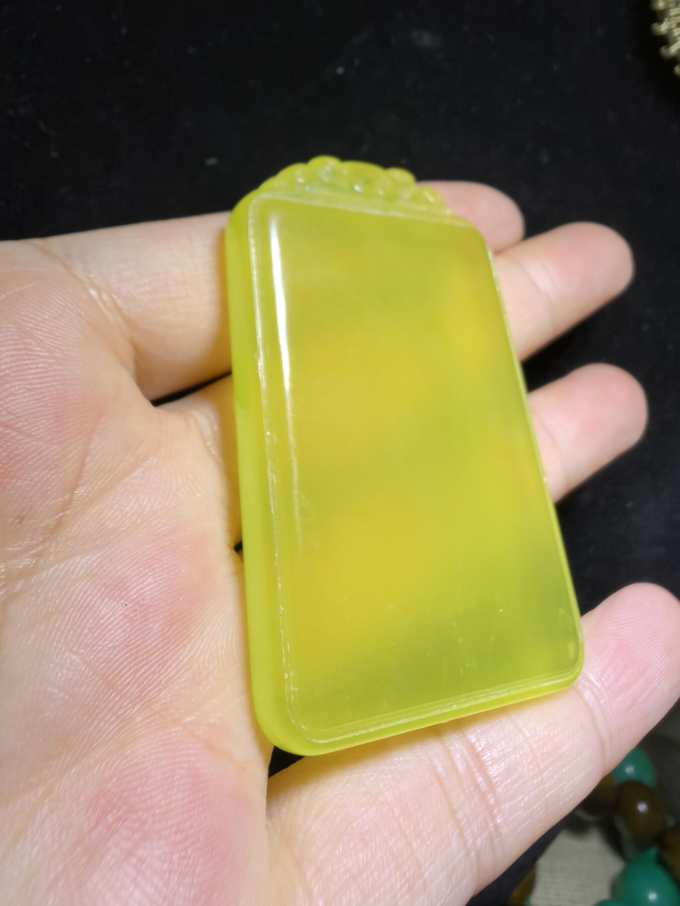 冰料黄金玉平安无事牌男款，冰透水润，内部零星微棉，种色俱佳，尺寸:5.8cm*3.5cm*0.8cm