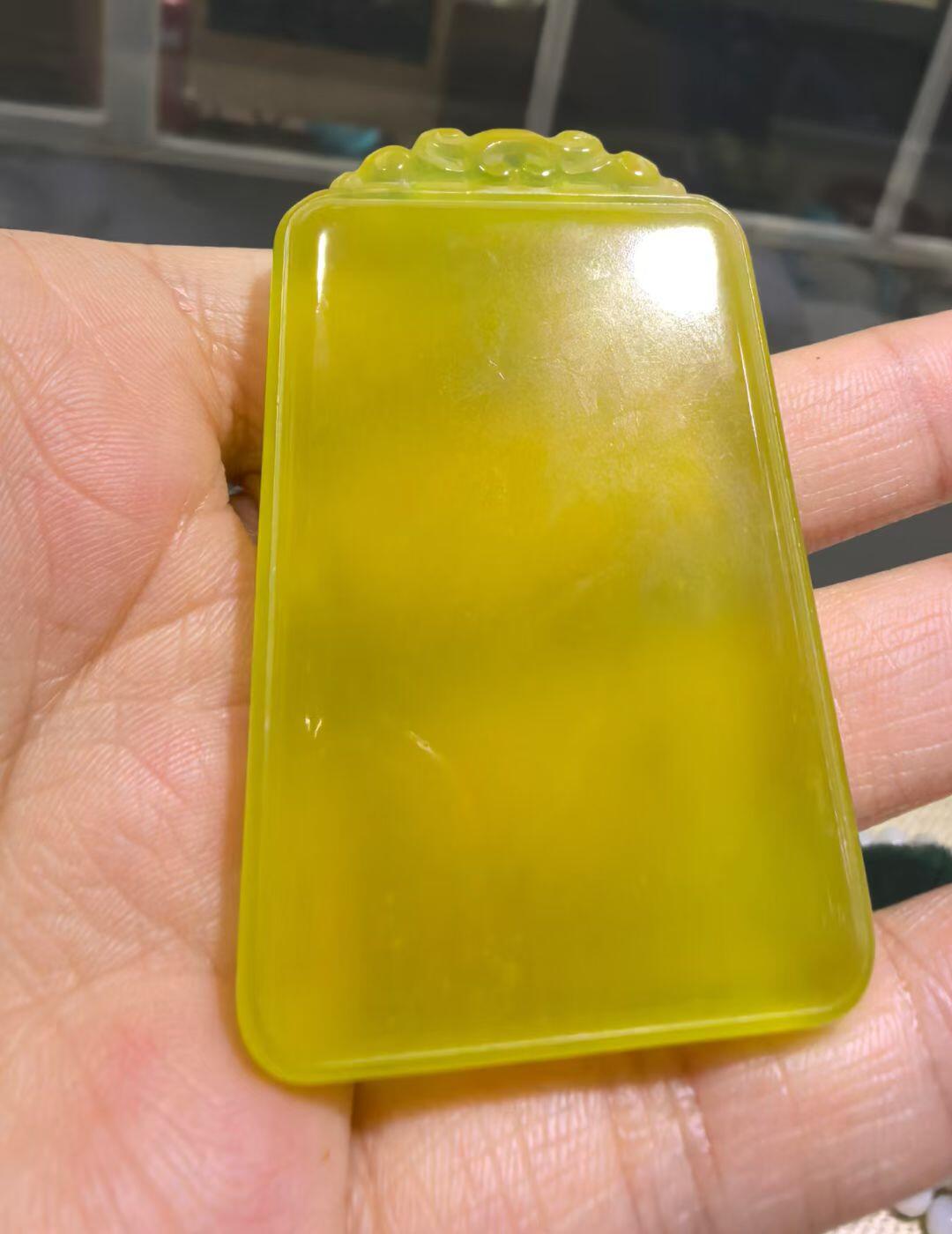 冰料黄金玉平安无事牌男款，冰透水润，内部零星微棉，种色俱佳，尺寸:5.8cm*3.5cm*0.8cm