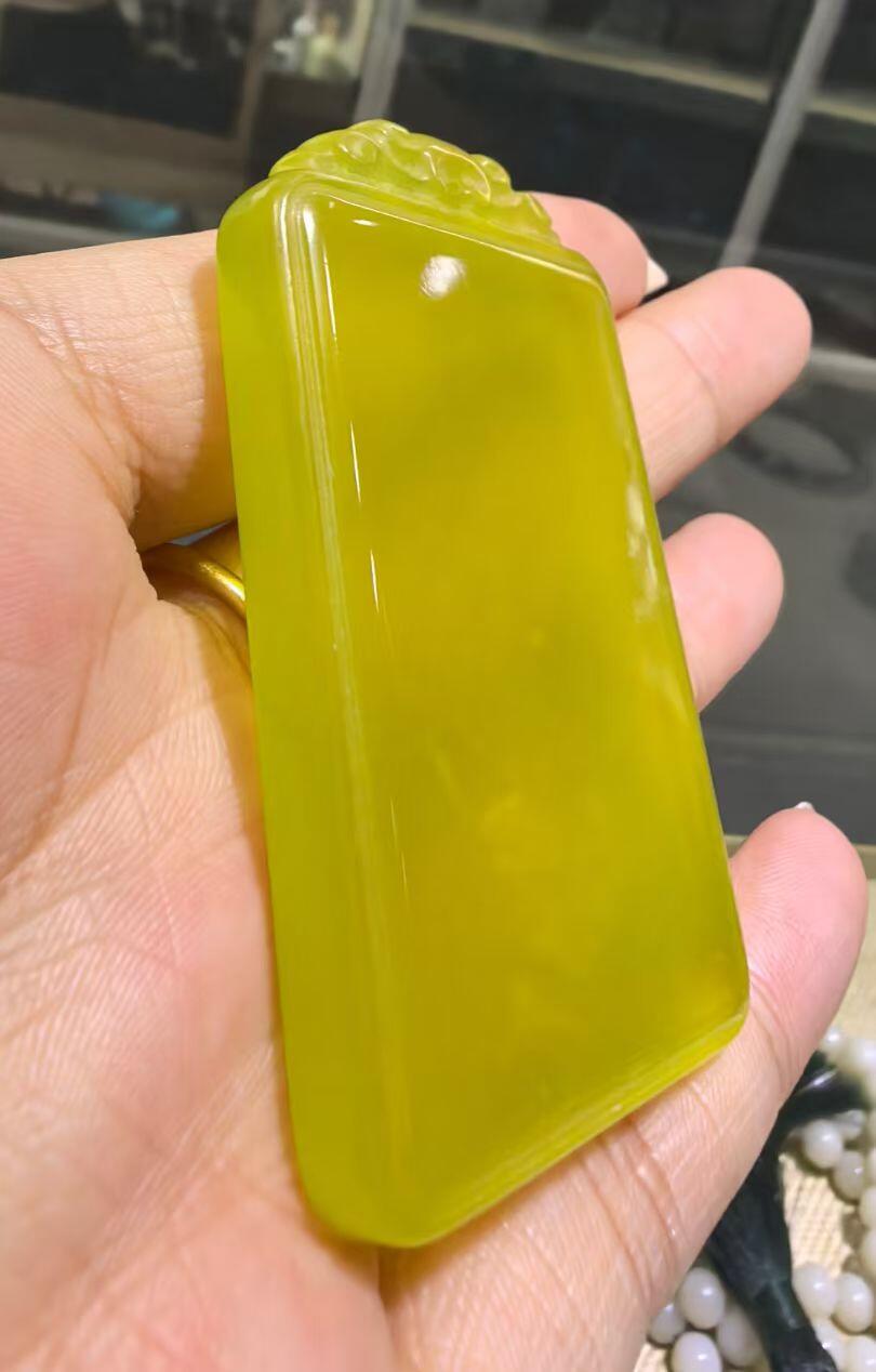 冰料黄金玉平安无事牌男款，冰透水润，内部零星微棉，种色俱佳，尺寸:5.8cm*3.5cm*0.8cm