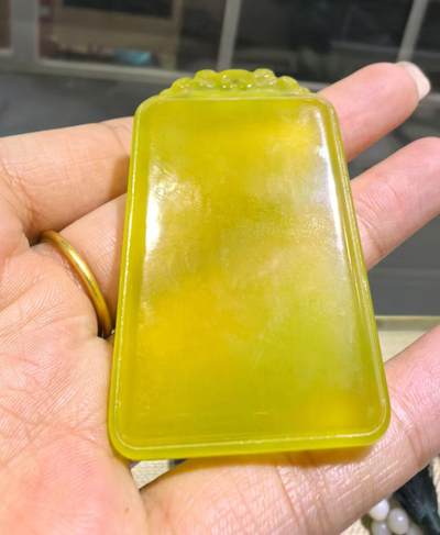 冰料黄金玉平安无事牌男款，冰透水润，内部零星微棉，种色俱佳，尺寸:5.8cm*3.5cm*0.8cm