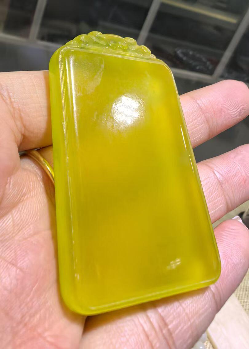 冰料黄金玉平安无事牌男款，冰透水润，内部零星微棉，种色俱佳，尺寸:5.8cm*3.5cm*0.8cm