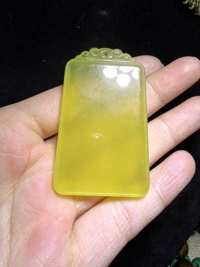 冰料黄金玉平安无事牌男款，冰透水润，内部零星微棉，种色俱佳，尺寸:5.8cm*3.5cm*0.8cm