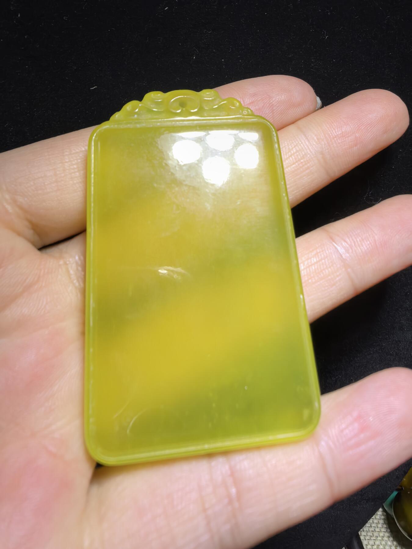 冰料黄金玉平安无事牌男款，冰透水润，内部零星微棉，种色俱佳，尺寸:5.8cm*3.5cm*0.8cm