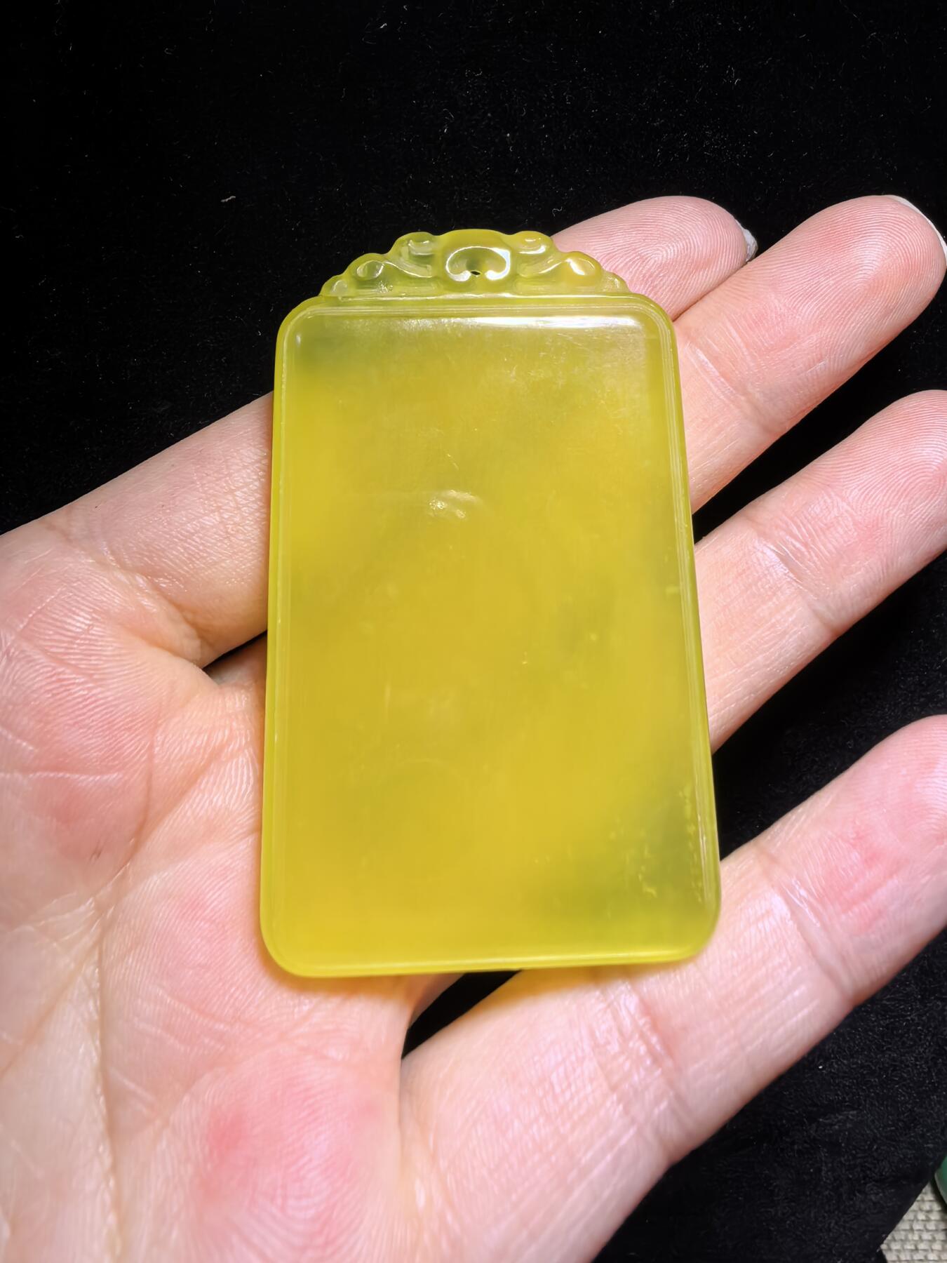 冰料黄金玉平安无事牌男款，冰透水润，内部零星微棉，种色俱佳，尺寸:5.8cm*3.5cm*0.8cm