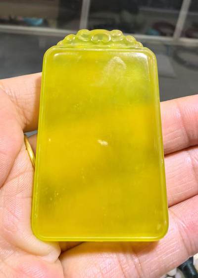 冰料黄金玉平安无事牌男款，冰透水润，内部零星微棉，种色俱佳，尺寸:5.8cm*3.5cm*0.8cm