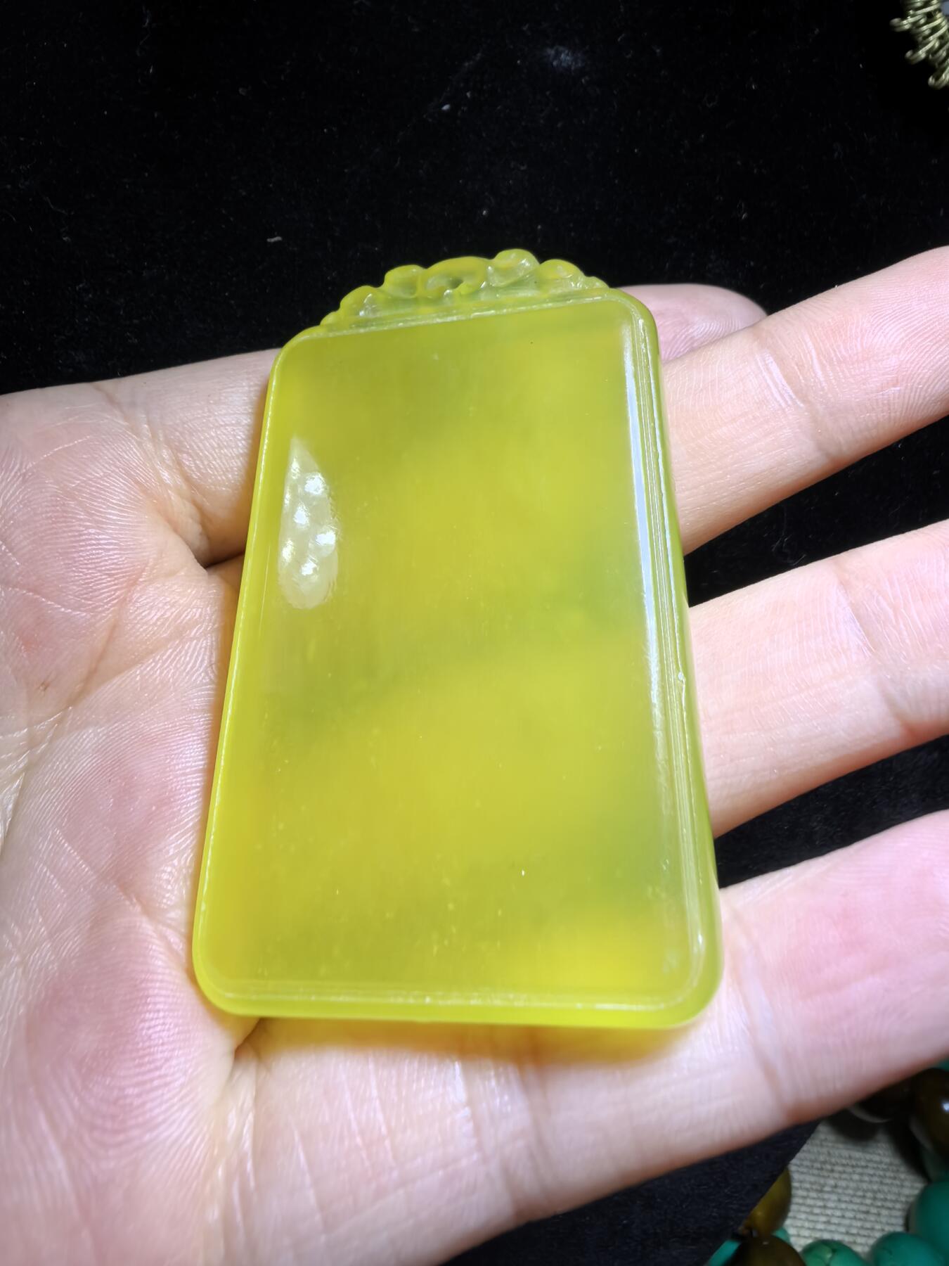 冰料黄金玉平安无事牌男款，冰透水润，内部零星微棉，种色俱佳，尺寸:5.8cm*3.5cm*0.8cm