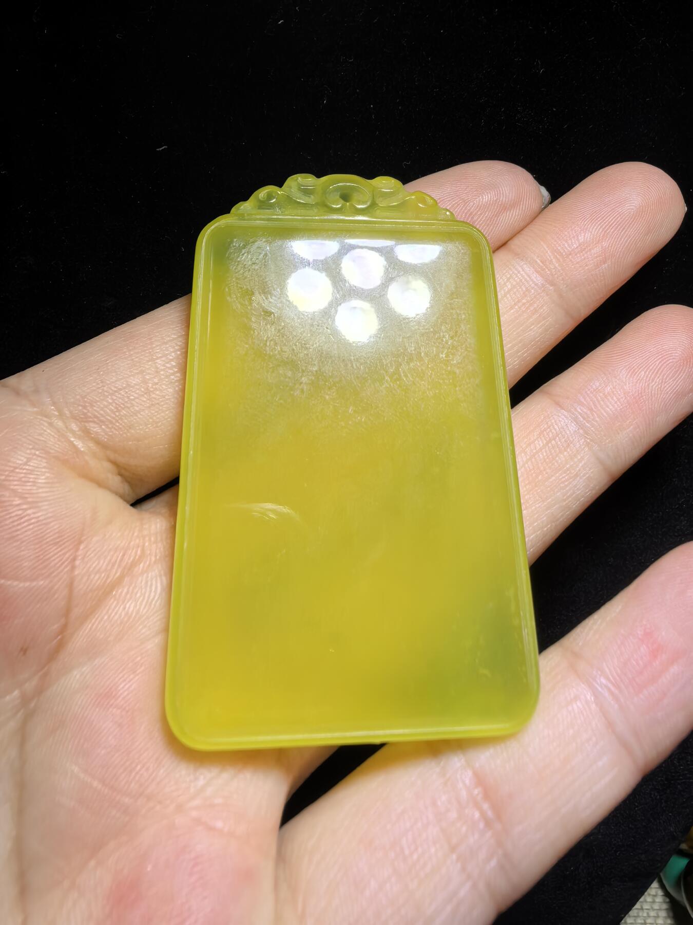 冰料黄金玉平安无事牌男款，冰透水润，内部零星微棉，种色俱佳，尺寸:5.8cm*3.5cm*0.8cm