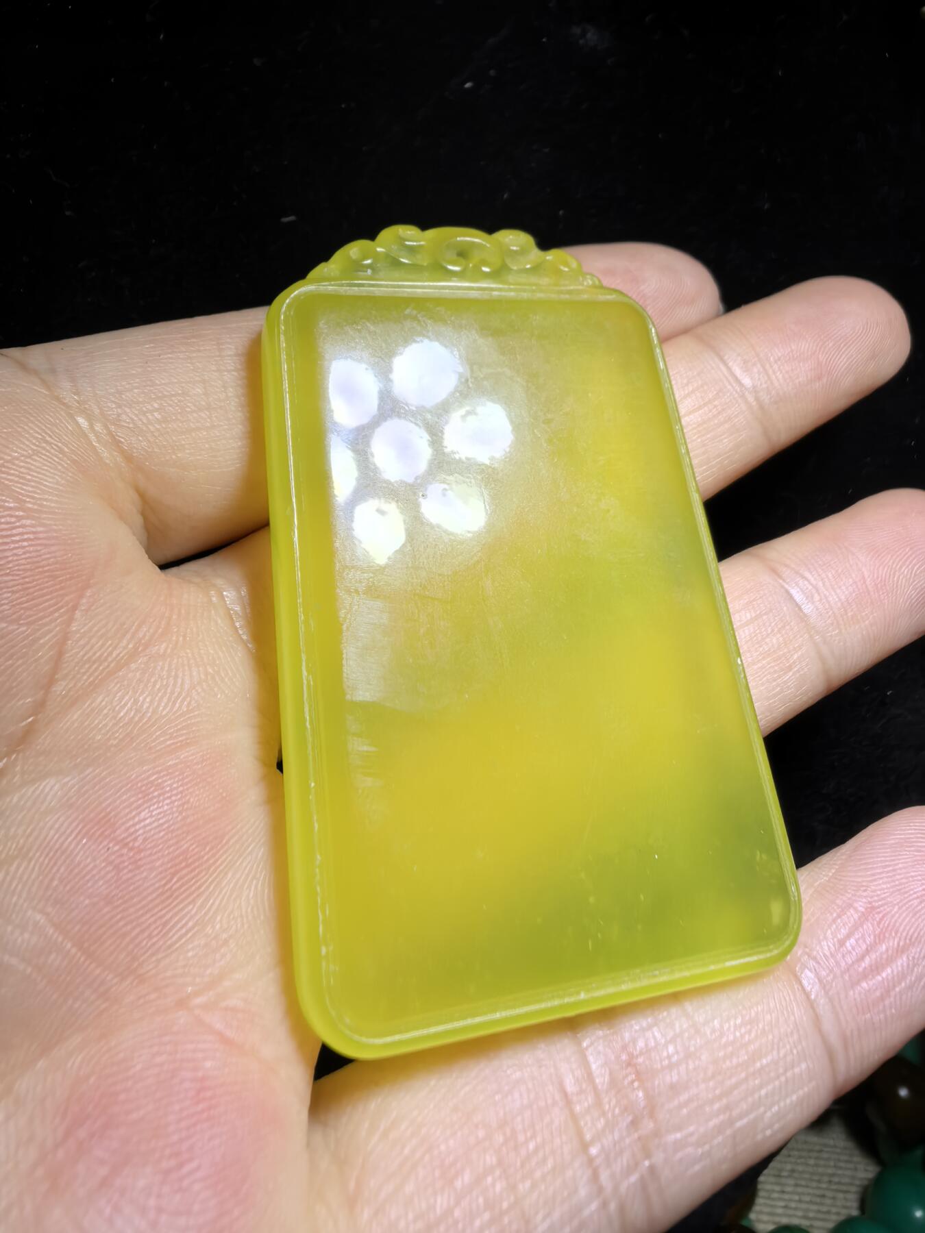 冰料黄金玉平安无事牌男款，冰透水润，内部零星微棉，种色俱佳，尺寸:5.8cm*3.5cm*0.8cm