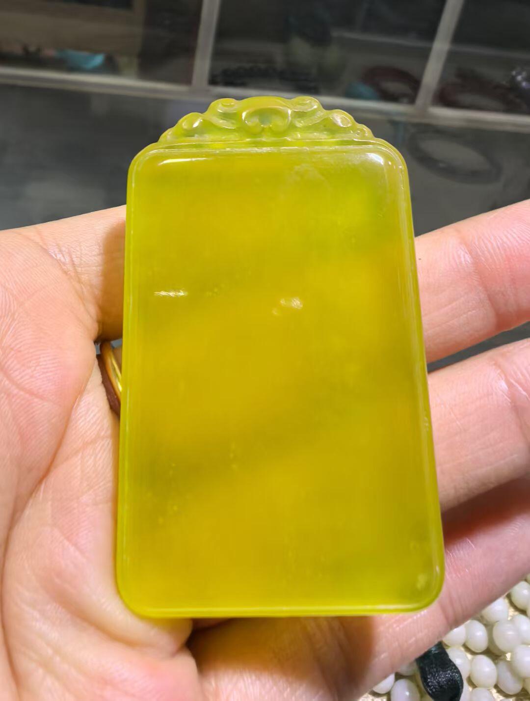 冰料黄金玉平安无事牌男款，冰透水润，内部零星微棉，种色俱佳，尺寸:5.8cm*3.5cm*0.8cm