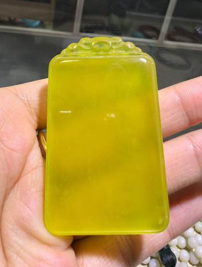 冰料黄金玉平安无事牌男款，冰透水润，内部零星微棉，种色俱佳，尺寸:5.8cm*3.5cm*0.8cm