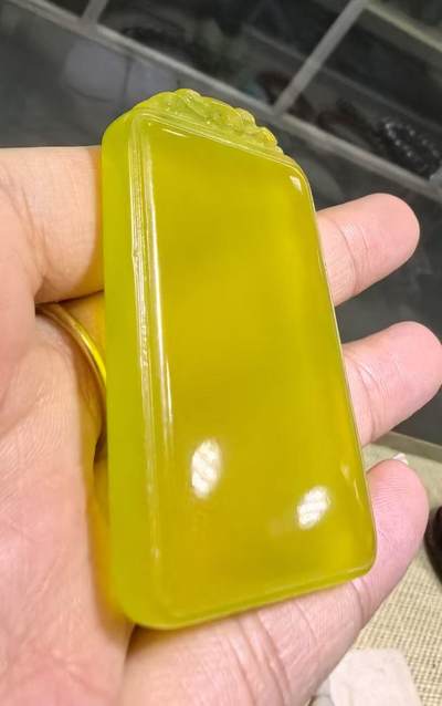 冰料黄金玉平安无事牌男款，冰透水润，内部零星微棉，种色俱佳，尺寸:5.8cm*3.5cm*0.8cm