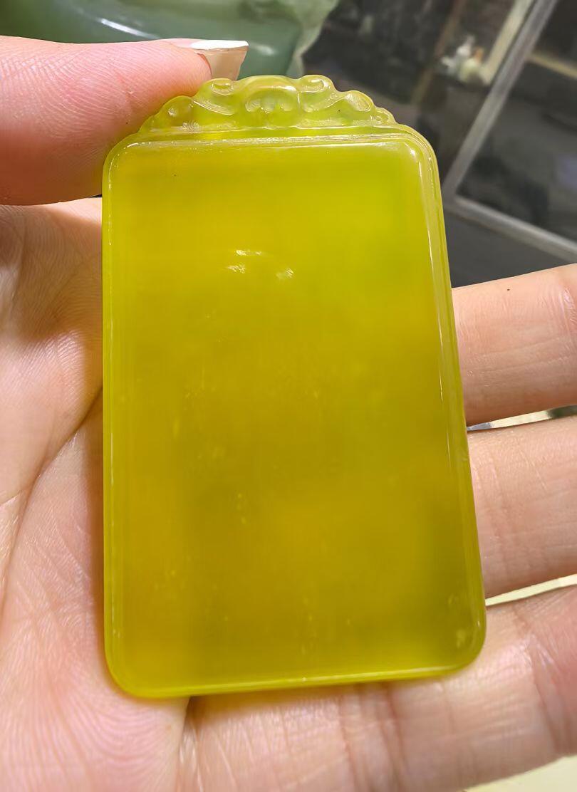 冰料黄金玉平安无事牌男款，冰透水润，内部零星微棉，种色俱佳，尺寸:5.8cm*3.5cm*0.8cm