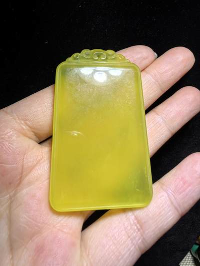 冰料黄金玉平安无事牌男款，冰透水润，内部零星微棉，种色俱佳，尺寸:5.8cm*3.5cm*0.8cm