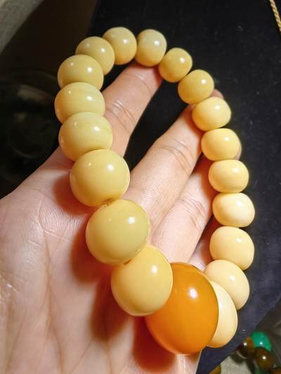 香香耳骨手串佛珠男款，揉骨如玉。尺寸：1.1cm*1.3cm另配高品质文玩顶珠一颗