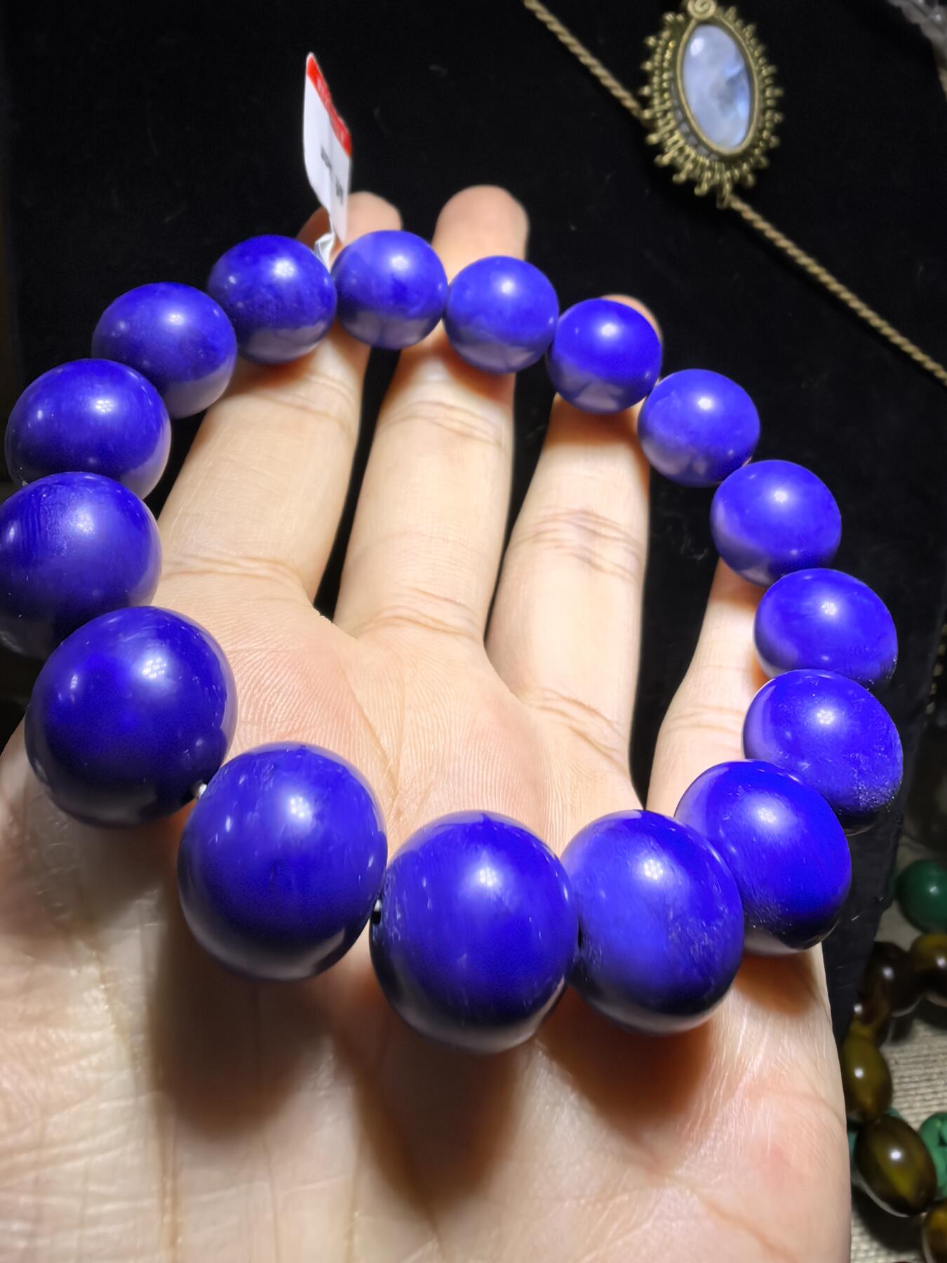 5A级青金石手串佛珠男款，无金无白点，甄选宝石级阿富汗青金石，色泽幽邃湛蓝，晶体温润古朴，上手自带沉稳贵气，杂质少，品质上乘。尺寸：1.4cm