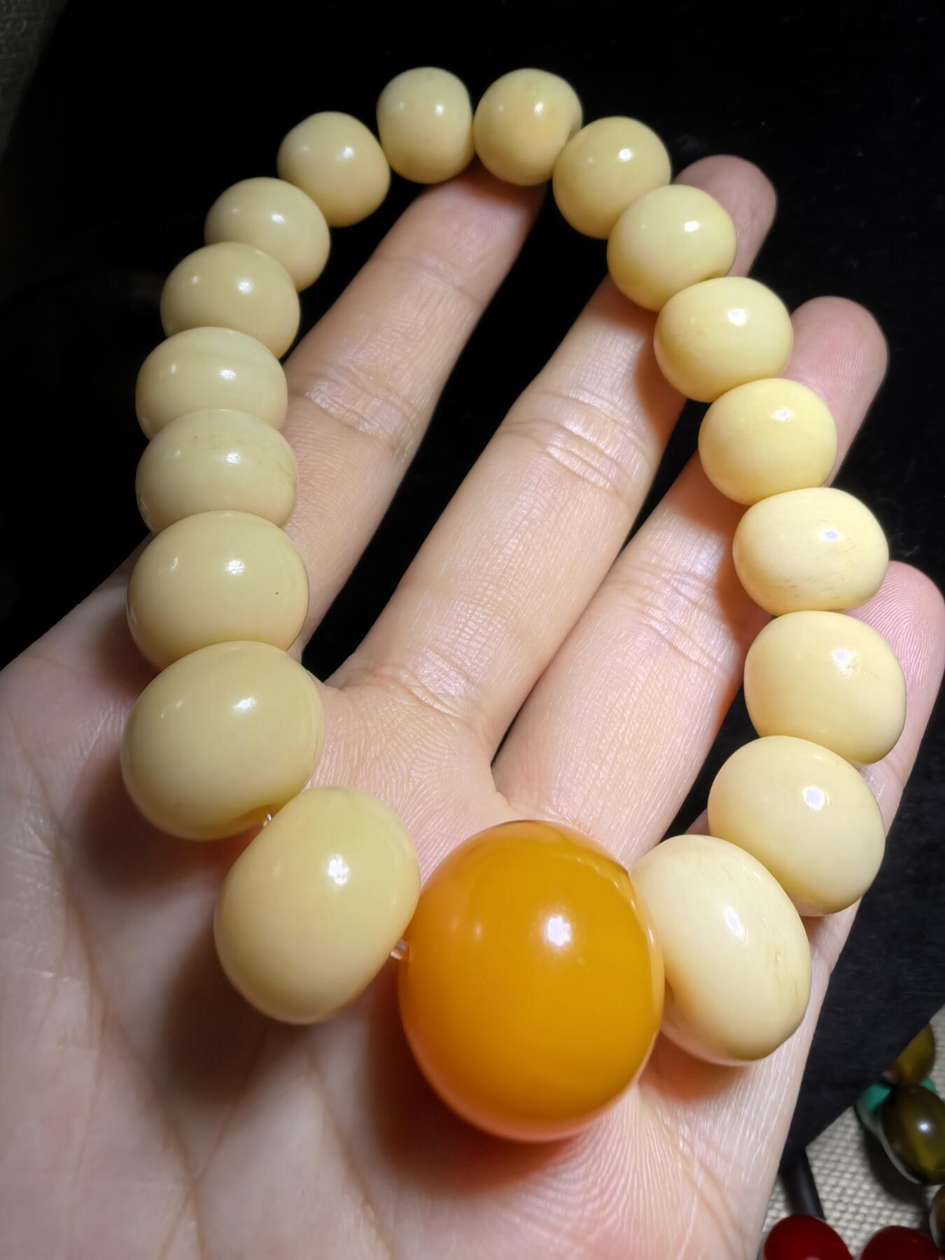 香香耳骨手串佛珠男款，揉骨如玉。尺寸：1.1cm*1.3cm另配高品质文玩顶珠一颗