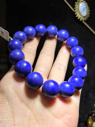 5A级青金石手串佛珠男款，无金无白点，甄选宝石级阿富汗青金石，色泽幽邃湛蓝，晶体温润古朴，上手自带沉稳贵气，杂质少，品质上乘。尺寸：1.4cm