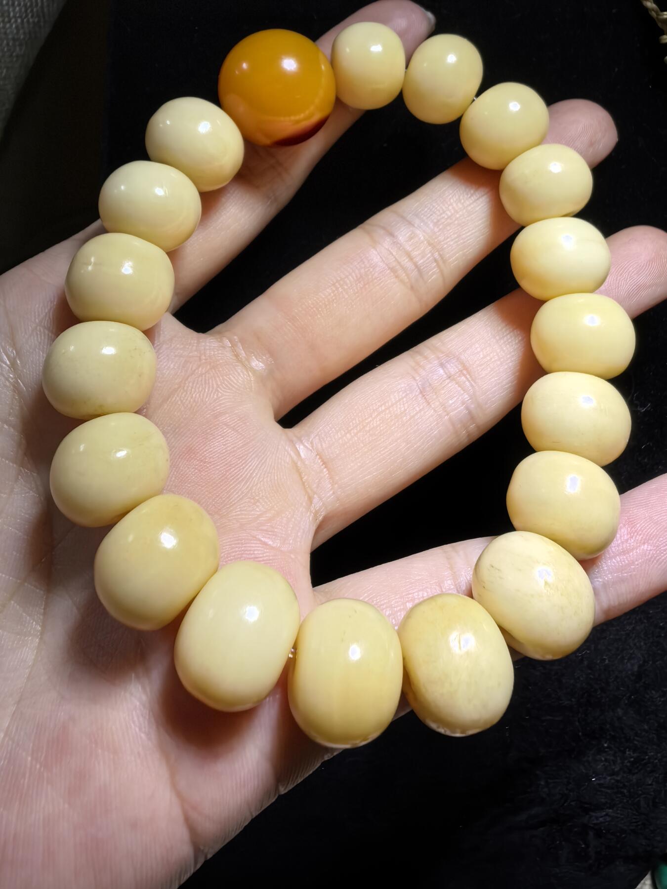 香香耳骨手串佛珠男款，揉骨如玉。尺寸：1.1cm*1.3cm另配高品质文玩顶珠一颗