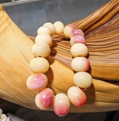 揉骨如玉，樱桃红佛珠手串男款，尺寸：1.6cm*1.3cm