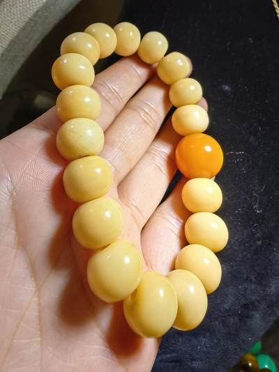 香香耳骨手串佛珠男款，揉骨如玉。尺寸：1.1cm*1.3cm另配高品质文玩顶珠一颗