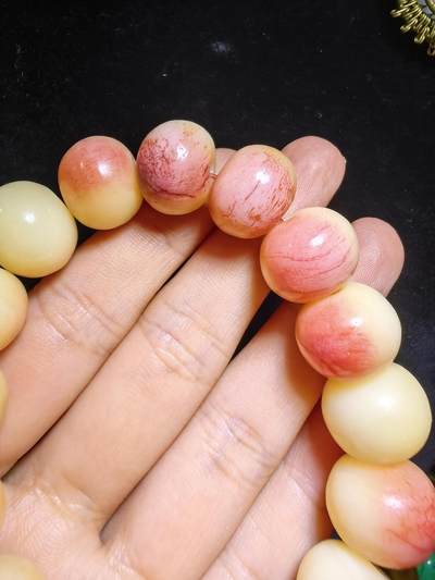 揉骨如玉，樱桃红佛珠手串男款，尺寸：1.6cm*1.3cm