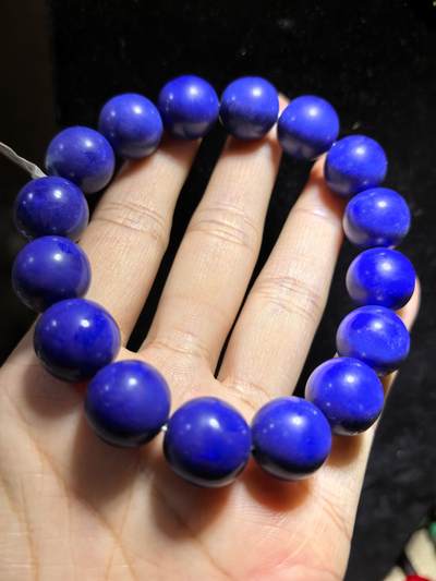 5A级青金石手串佛珠男款，无金无白点，甄选宝石级阿富汗青金石，色泽幽邃湛蓝，晶体温润古朴，上手自带沉稳贵气，杂质少，品质上乘。尺寸：1.4cm