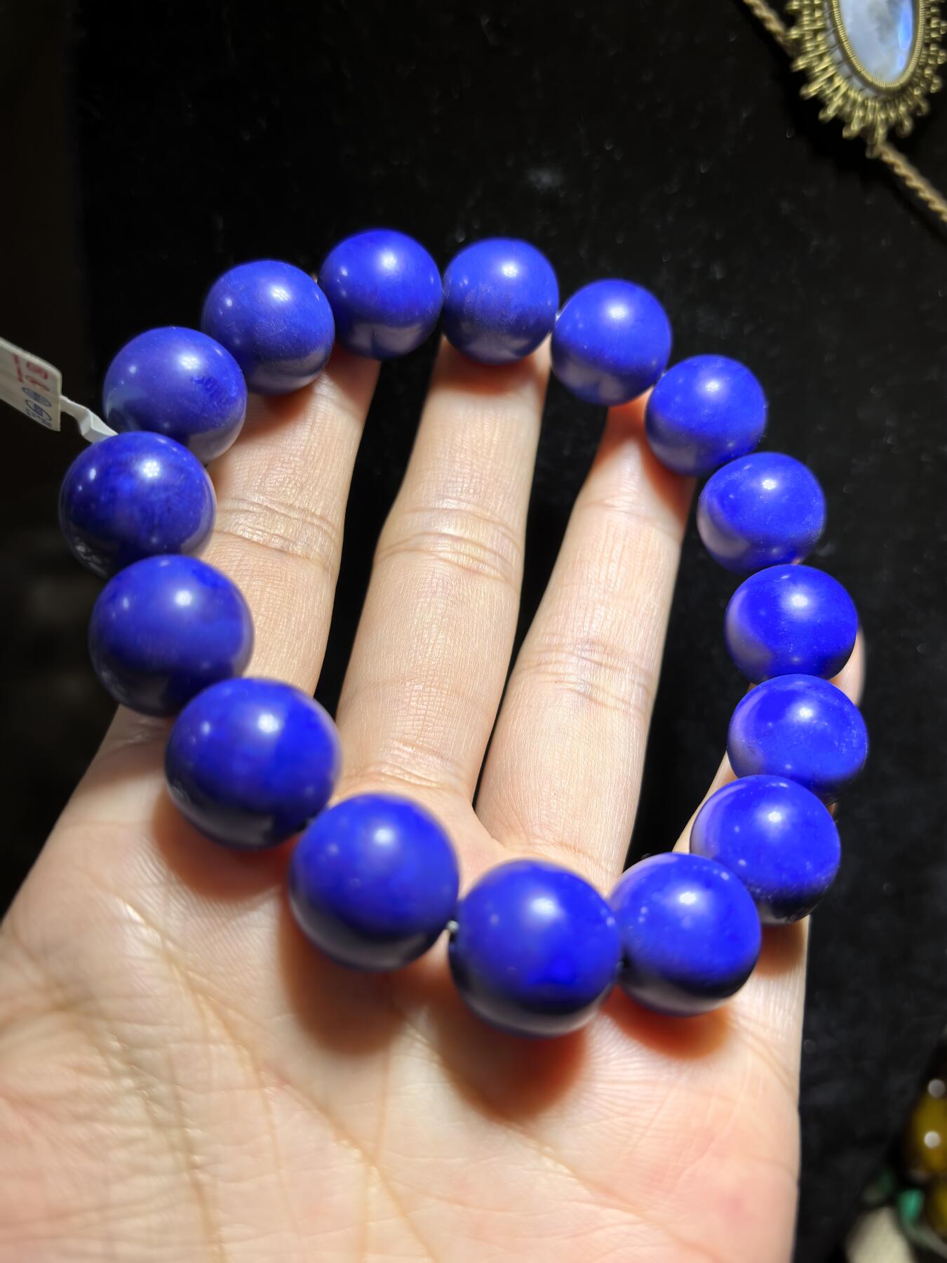 5A级青金石手串佛珠男款，无金无白点，甄选宝石级阿富汗青金石，色泽幽邃湛蓝，晶体温润古朴，上手自带沉稳贵气，杂质少，品质上乘。尺寸：1.4cm
